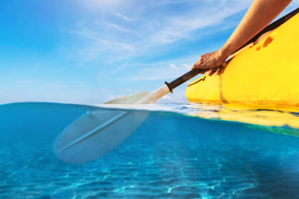 fractionné de personne, kayak en mer bleue transparente, sous l’eau et au-dessus de photographie de l’eau du kayak et paddle en été chaud tropicale destination de voyage pour des vacances vacances - canoe kayak, jaune photos et images de collection