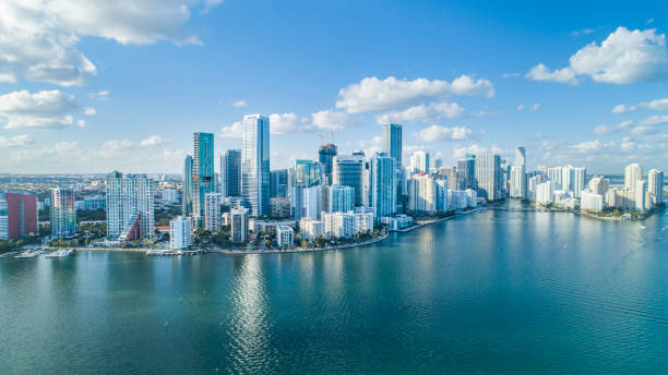 brickell key, cityscape in aereo a miami. - panoramas foto e immagini stock