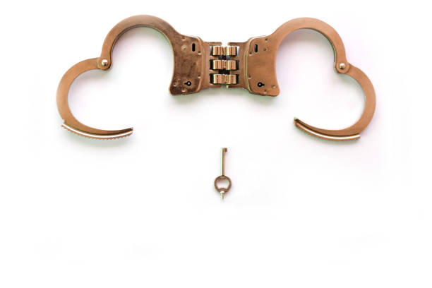 흰색 배경, 릴리스 사랑 개념에 심장 모양의의 형태로 갑 - golden handcuffs 뉴스 사진 이미지