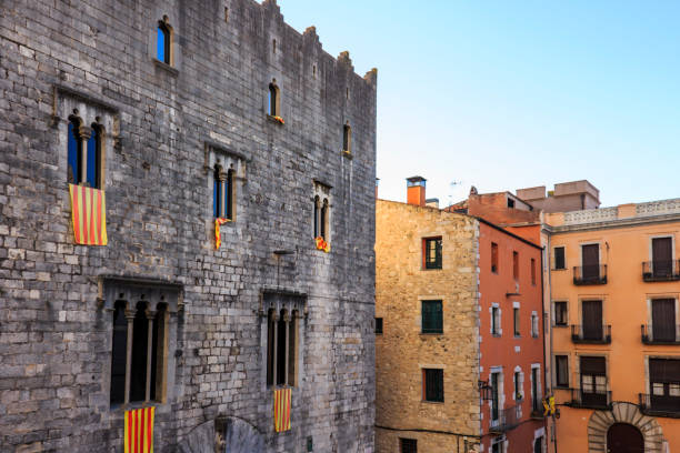 o senyera exibido fora janelas na praça da catedral, girona (bandeira da catalunha) - mediterranean countries gerona catalonia spain - fotografias e filmes do acervo