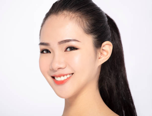 若い美しい女性の顔のクローズ アップ - asian spa treatment ストックフォトと画像