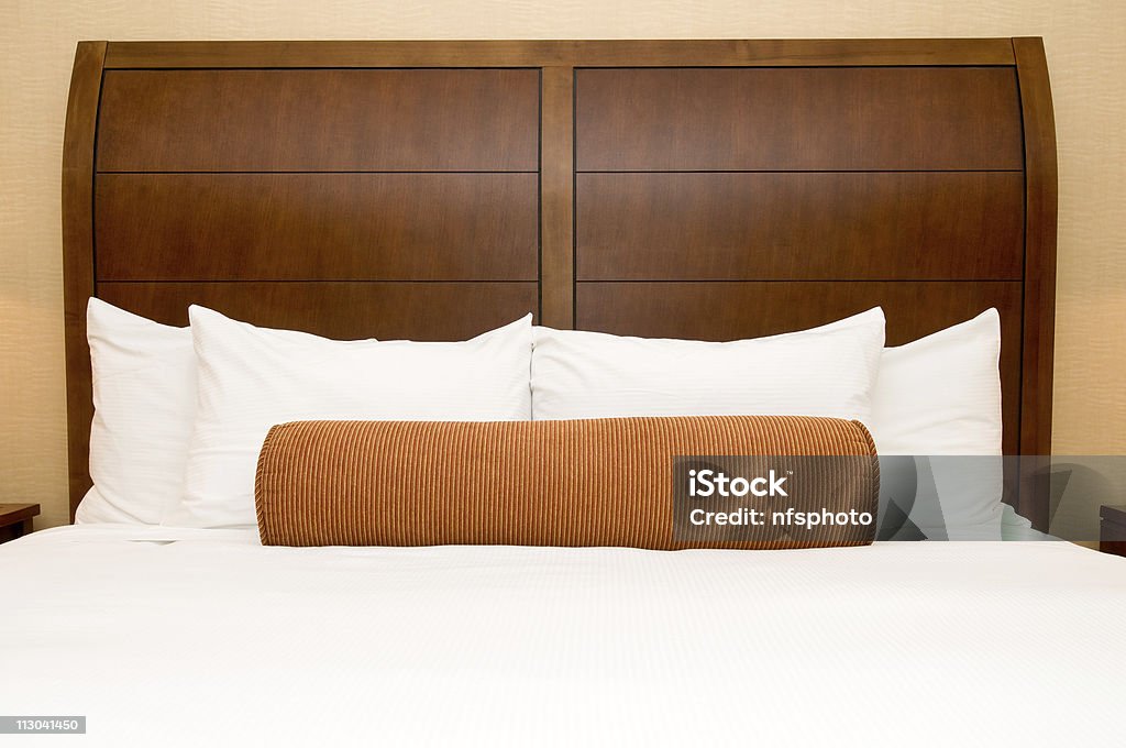 Oreillers sur lit de l'hôtel - Photo de En bois libre de droits