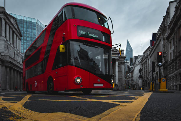 doppio decker, autobus rosso di londra in movimento alla stazione della metropolitana di bank - london england on the move commuter rush hour foto e immagini stock