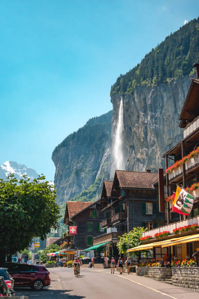 la belle petite ville de lauterbrunnen dans les alpes suisses, avec l'emblématique cascade de staubbach en arrière-plan. - interlaken photos et images de collection