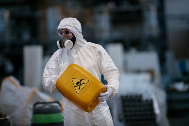 praca ze szkodliwymi materiałami - toxic waste radiation protection suit chemical protective suit zdjęcia i obrazy z banku zdjęć