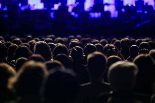 widok z tyłu siedzącej publiczności - audience zdjęcia i obrazy z banku zdjęć