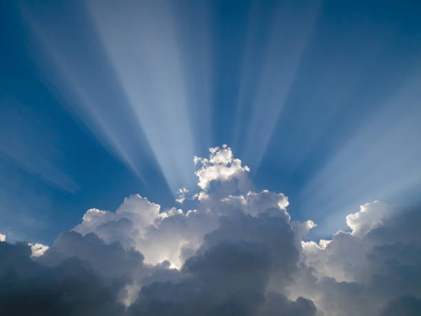 Hermosa hasta la nube de rayo de luz blanca - foto de stock