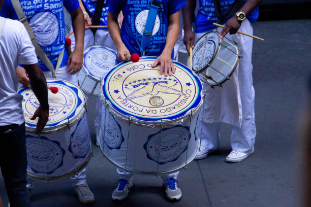 batteria portela, rio de janeiro, brasile - samba dancing dancing drum drumstick foto e immagini stock