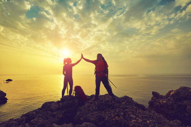 podróżowanie to trasa turystyczna z plecakiem. - sunrise beach couple hiking zdjęcia i obrazy z banku zdjęć