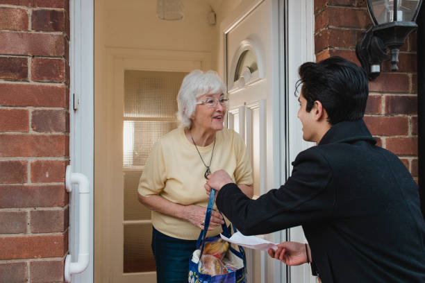 delivering groceries to the elderly - volunteer senior adult teenager occupation imagens e fotografias de stock