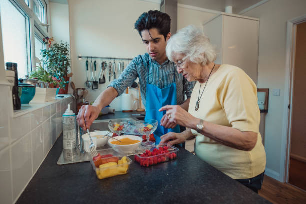 할머니와 함께 과일 설탕을 만들기 - grandmother senior adult family domestic kitchen 뉴스 사진 이미지