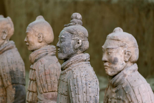 terrakottaarmee krieger soldat beim grab - china erste kaiser xian-unesco welterbe hautnah website-xian-shaanxi-china - asien - army xian china archaeology stock-fotos und bilder