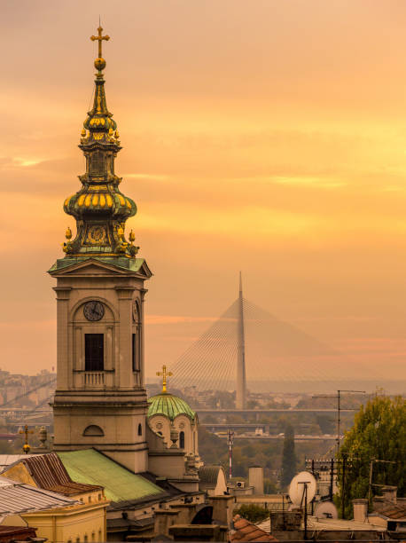 igreja de saborna em belgrado no por do sol com belgrado ponte nova - belgrade churches - fotografias e filmes do acervo