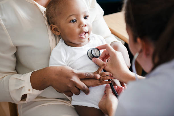 赤ちゃん & #39; の医者への訪問 - pediatrician ストッ�クフォトと画像