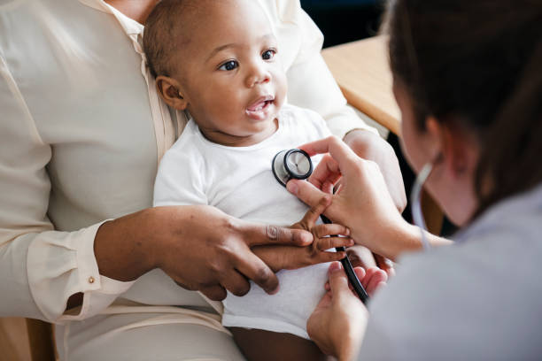 Baby&#39;s visit to the doctor Baby&#39;s visit to the doctor pediatrician stock pictures, royalty-free photos & images