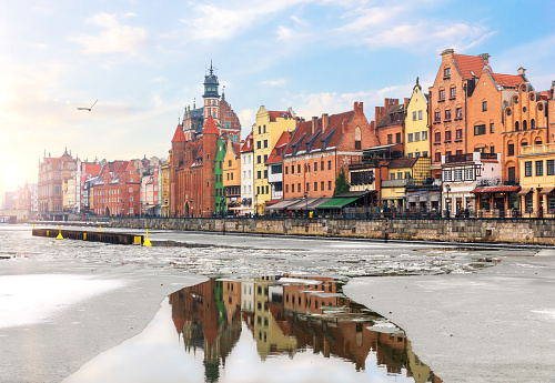 Los edificios de ciudad vieja de Gdansk y su reflexión en el Motlawa photo
