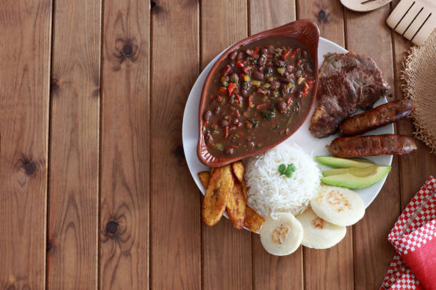 pasto colombiano con bistecca arepa riso uovo salsiccia bandeja paisa - bandeja paisa foto e immagini stock