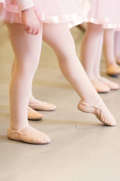 pies del ballet bebé apuntando en una falda rosa. inspiración para el joven ballet de amar. - ballet people dancing human foot fotografías e imágenes de stock