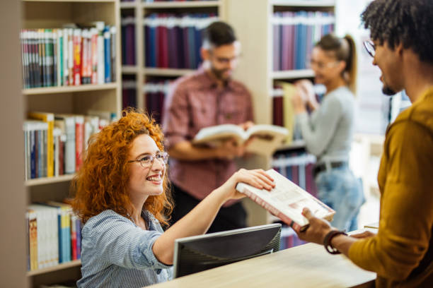 ich fahre dieses buch in bibliothek! - librarian stock-fotos und bilder