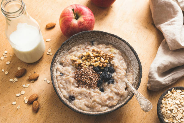 owsianka z płatków owsianych w misce z rodzynkami, nasionami, orzechami - oatmeal raisin porridge nut zdjęcia i obrazy z banku zdjęć