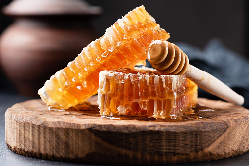 Nido de abeja y cazo de madera miel photo