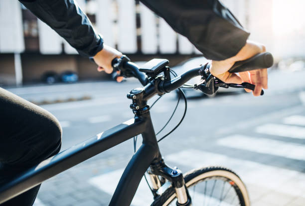 una sezione centrale di pendolari uomini d'affari con bicicletta elettrica che viaggia per lavorare in città. - one man only human age mustache beard foto e immagini stock