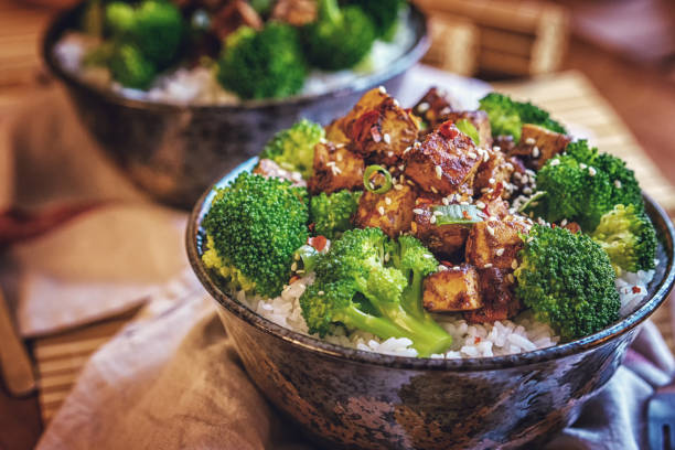 gerösteter tofu mit sojasauce, brokkoli und reis - tofu chinese cuisine vegetarian food broccoli stock-fotos und bilder
