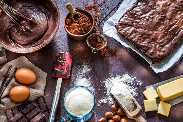 przygotowanie czekoladowych ciastek na kuchennym stole - nut pastry brownie hazelnut zdjęcia i obrazy z banku zdjęć