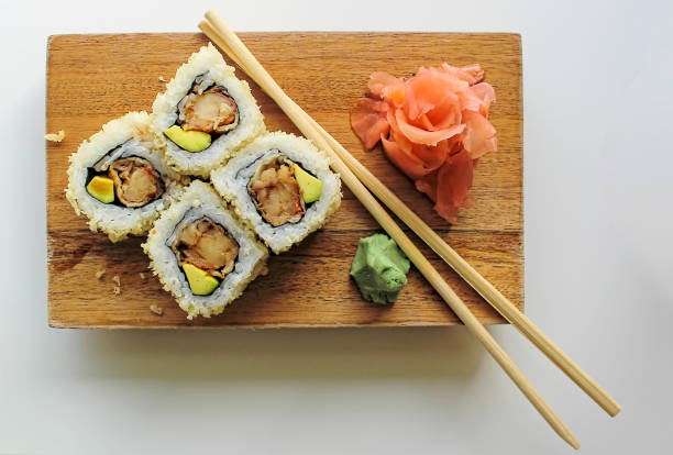 sushi maki rolki z nasion sezamu i awokado, z pałeczkami, wasabi i imbir - sushi california roll salmon sashimi zdjęcia i obrazy z banku zdjęć