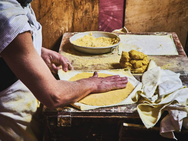 kochen sie macht tortillas auf einem rustikalen holztisch. - tortillas stock-fotos und bilder