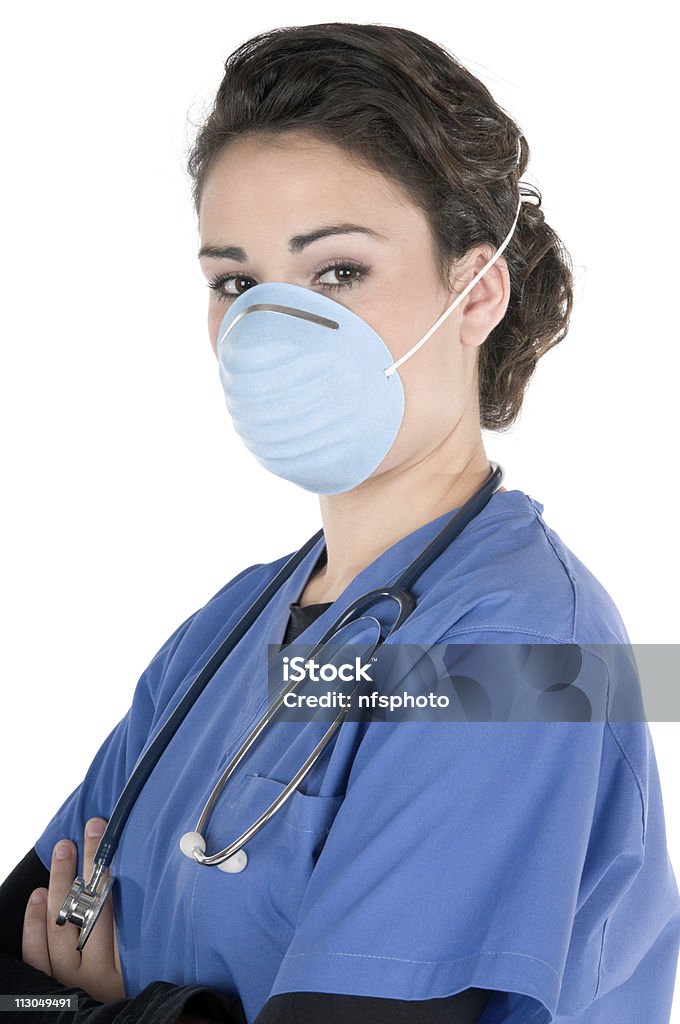 Junge weibliche Krankenschwester, die blaue Peeling, Maske und Stethoskop, isoliert - Lizenzfrei Arme verschränkt Stock-Foto