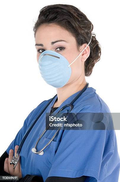 Junge Weibliche Krankenschwester Die Blaue Peeling Maske Und Stethoskop Isoliert Stockfoto und mehr Bilder von Arme verschränkt
