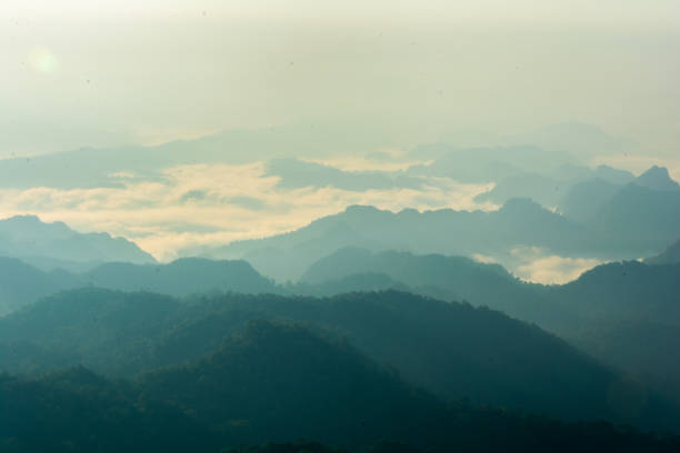 mer de brouillard au sommet de la montagne dans le parc national de pompee à kanchanaburi, thaïlande - asia kanchanaburi province lake nature photos et images de collection