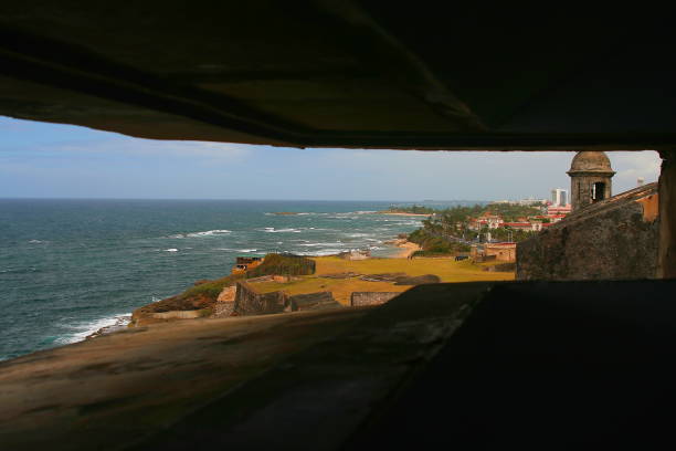 sonnenlichtdurchschnitt blick auf san juan - horizon over water old san juan san juan puerto rico puerto rico stock-fotos und bilder