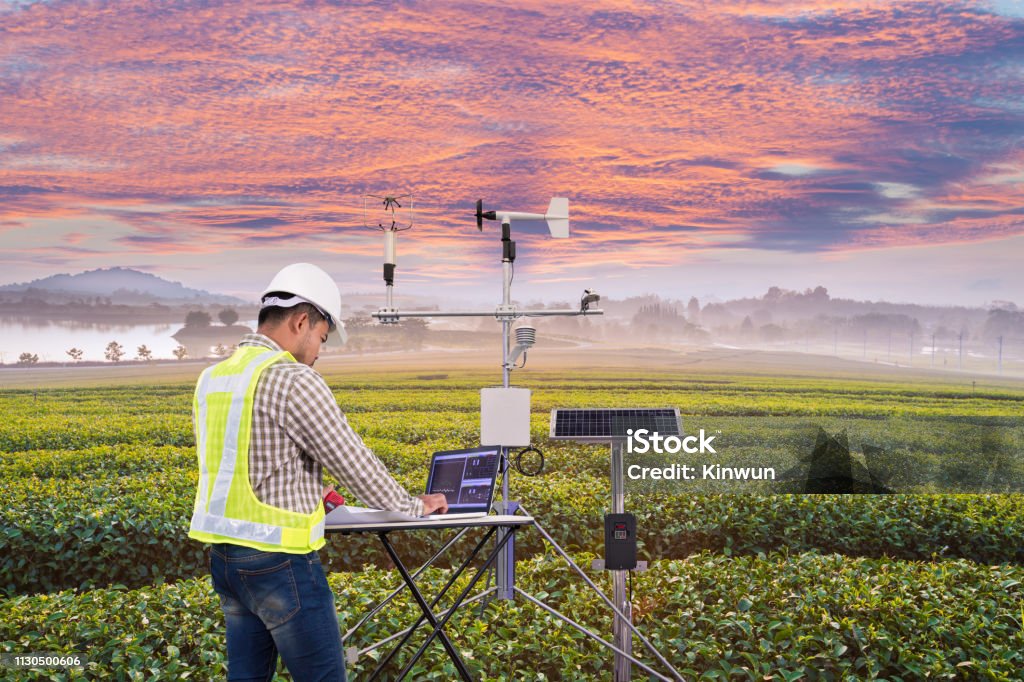 Agrónomo utilizando Tablet PC recopilar datos con meteorológicos - Foto de stock de Meteorólogo libre de derechos Agrónomo utilizando Tablet PC recopilar datos con meteorológicos - Foto de stock de Meteorólogo libre de derechos