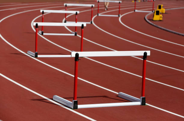 obstáculos en el fondo de la competencia - hurdle fotografías e imágenes de stock