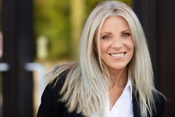 retrato de una empresaria madura sonriendo - white hair fotografías e imágenes de stock