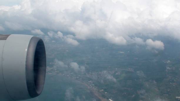 jet engine and cloud scenery in mid air - cloud mid air cloudscape aerial view imagens e fotografias de stock