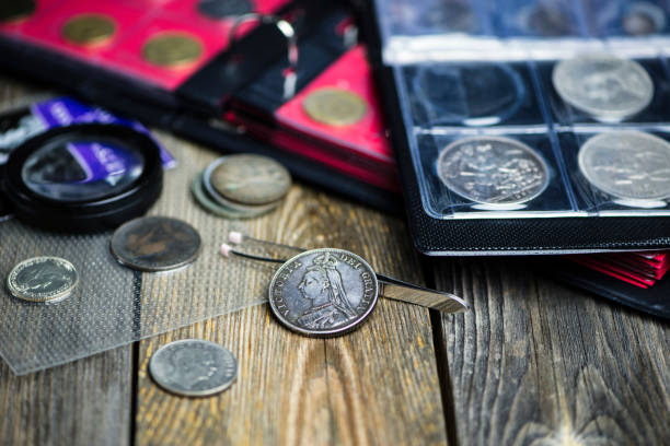 englische alte münze, numismatik auf altem holzhintergrund - coin collection stock-fotos und bilder