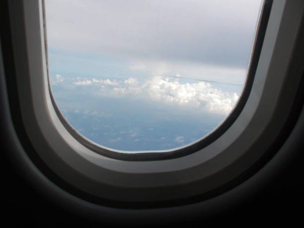 airplane window view in mid air - cloud mid air cloudscape aerial view imagens e fotografias de stock