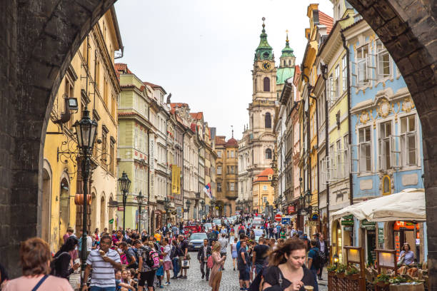 widok na stare miasto w pradze zaczerpnięty z mostu karola - prague czech republic charles bridge famous place zdjęcia i obrazy z banku zdjęć