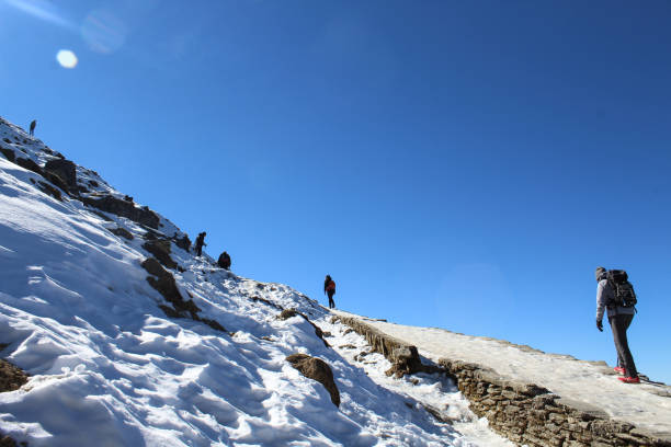 trekkers en route tungnath temple at chopta. tungnath is the highest shiva temple in the world and is the highest of the five panch kedar temples. - garhwal imagens e fotografias de stock