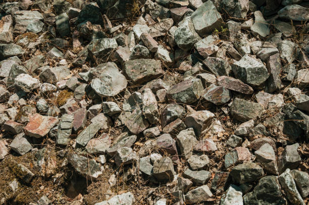 grupo de pedras ásperas que encontram-se na inclinação - roof tile nature stack pattern - fotografias e filmes do acervo