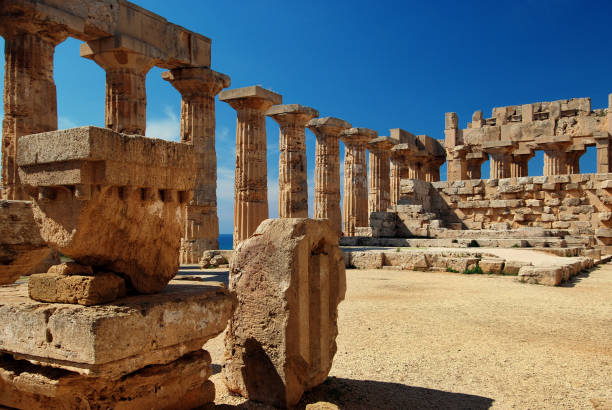 le temple de juno dans la vallée des temples à agrigente, sicile (italie) - agrigento sicily italy tourism photos et images de collection