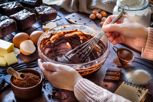 przygotowanie czekolady brownie na stole kuchennym - nut pastry brownie hazelnut zdjęcia i obrazy z banku zdjęć