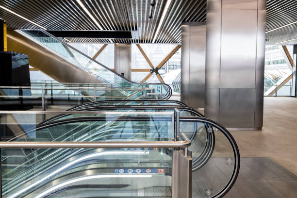 escalator in modern architecture, london, england - canary wharf railway station imagens e fotografias de stock