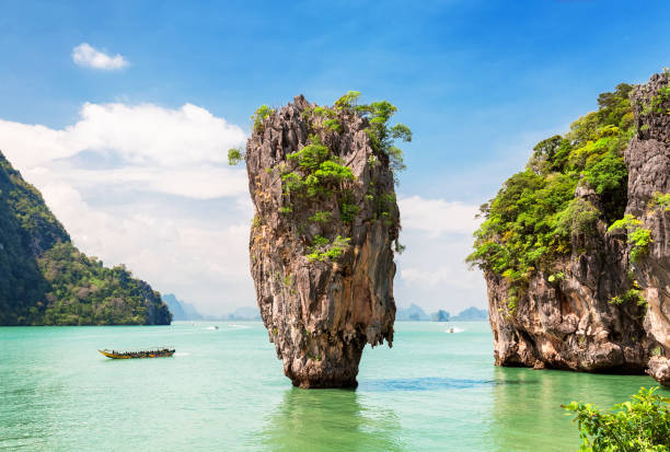 знаменитый остров джеймса бонда возле пхукета - thailand asia famous place stone стоковые фото и изображения