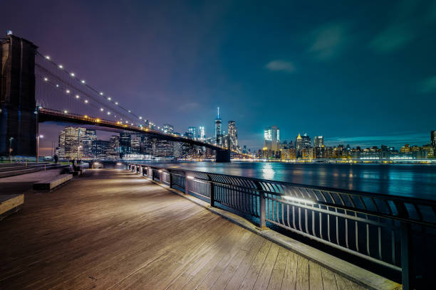 new york city-brooklyn bridge - scenics pedestrian walkway footpath bench stock-fotos und bilder