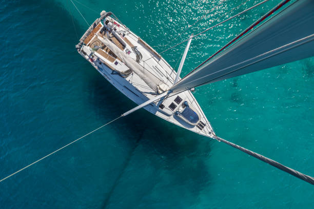 vista dall'alto della barca a vela ancorata nelle secche - sailboat sailing sports race yacht foto e immagini stock