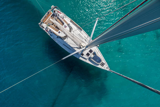 안쪽에 고정 하는 범선의 상위 뷰 - sailboat sports race sailing yacht 뉴스 사진 이미지